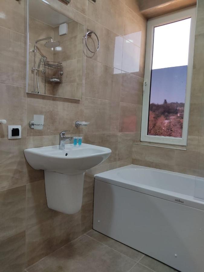 Pushkin Street Pearl Otel Kutaisi Dış mekan fotoğraf